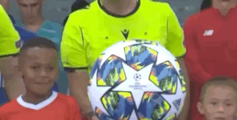 差点装大了！赞比亚锋霸绝平马里后空翻庆祝，颈部着地吓出冷汗（惊险一幕！赞比亚前锋绝平马里后空翻失误，颈部着地险些受伤）