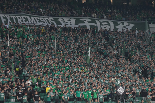 世体：阿隆索回归获利物浦球迷热烈欢迎，阿诺德却遭嘘声相待（世体：阿隆索归来获红军拥趸热烈致意，阿诺德反遭嘘声）