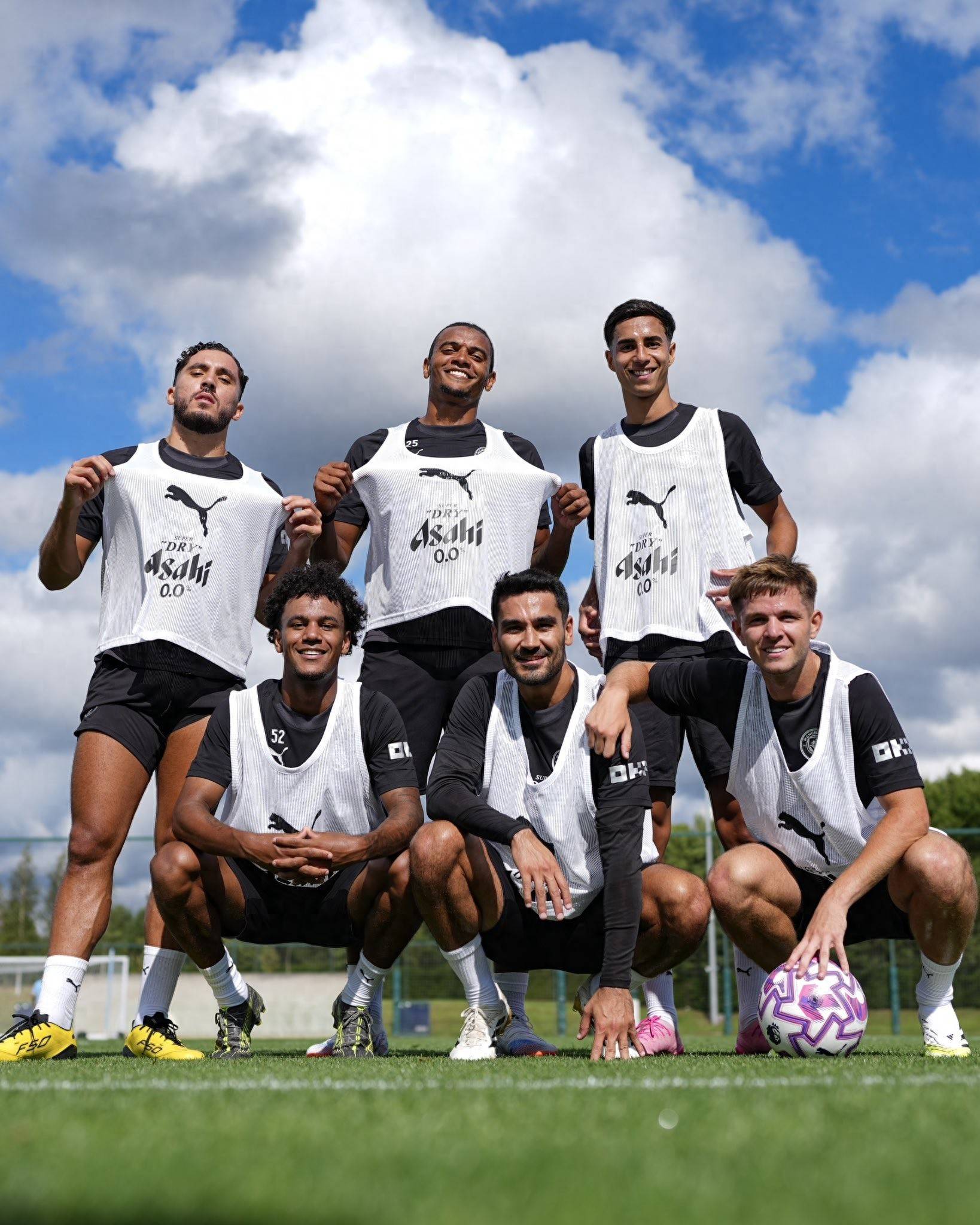 王楚钦香港机场疲惫不堪，高强度赛程下困意难掩（高强度征战后，王楚钦在香港机场难掩疲态）