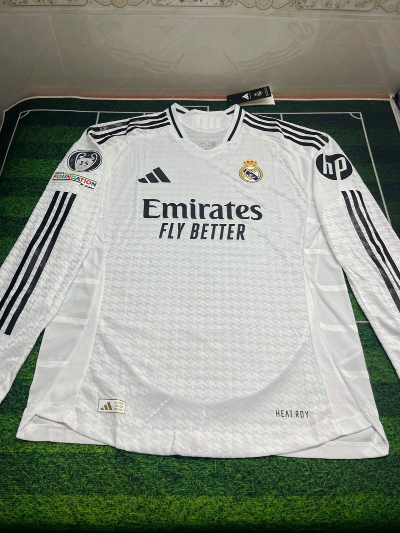 杨瀚森生涯首次首发可圈可点（杨瀚森职业生涯首次先发表现不俗）