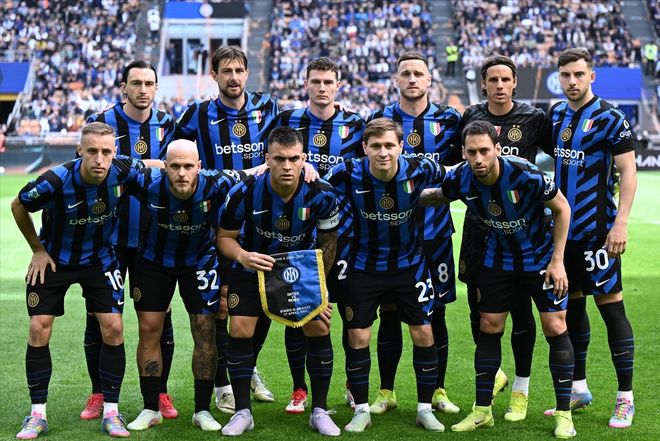 11球，巴萨是欧冠改制以来打入乌龙球最多的球队（欧冠改制以来，巴萨以11个乌龙球成为自摆乌龙最多的球队）