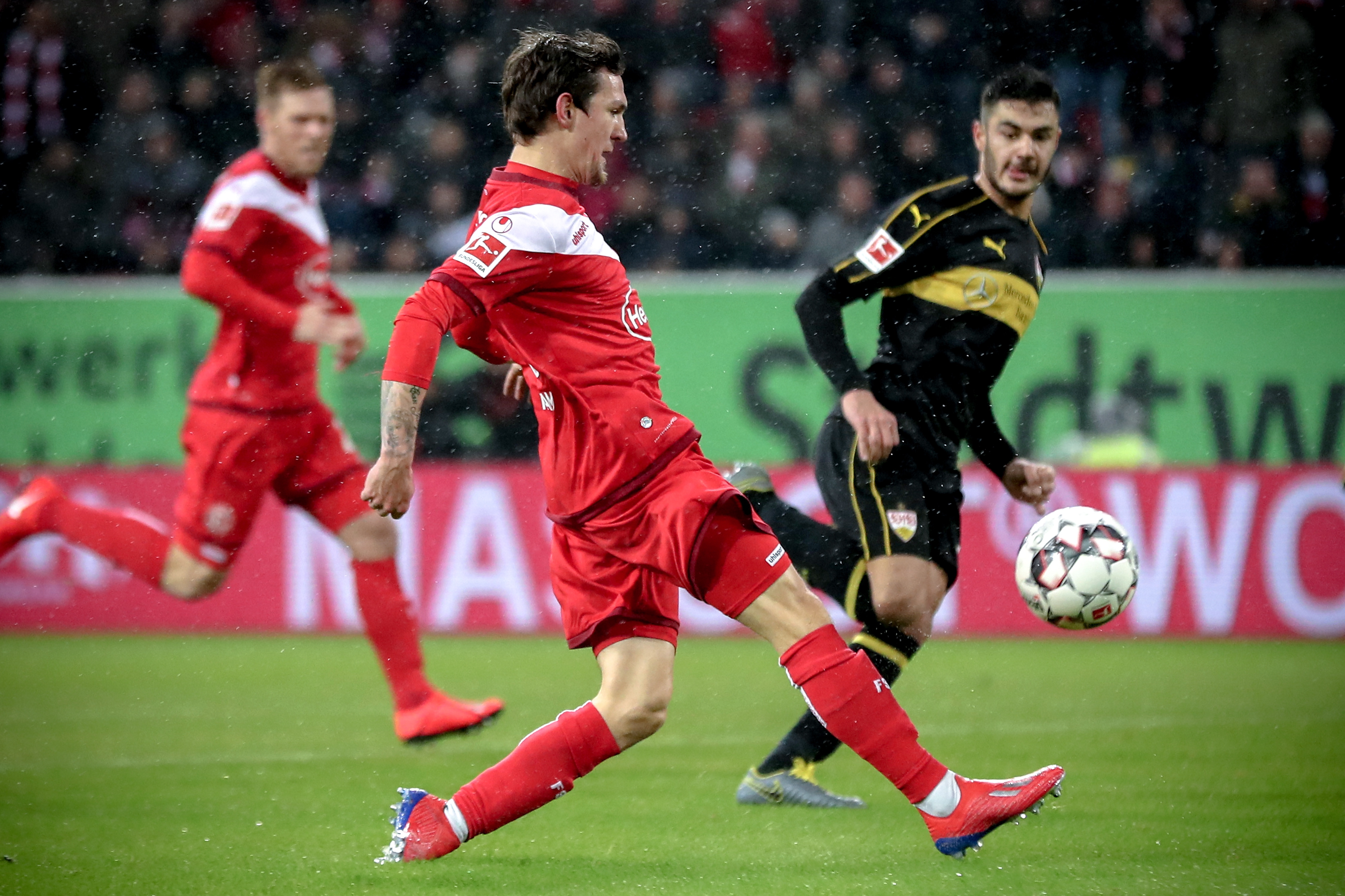 六台：皇马更衣室气氛紧张，阿隆索赛后没和队员有任何接触（六台：皇马更衣室剑拔弩张，阿隆索赛后未与球员交流）