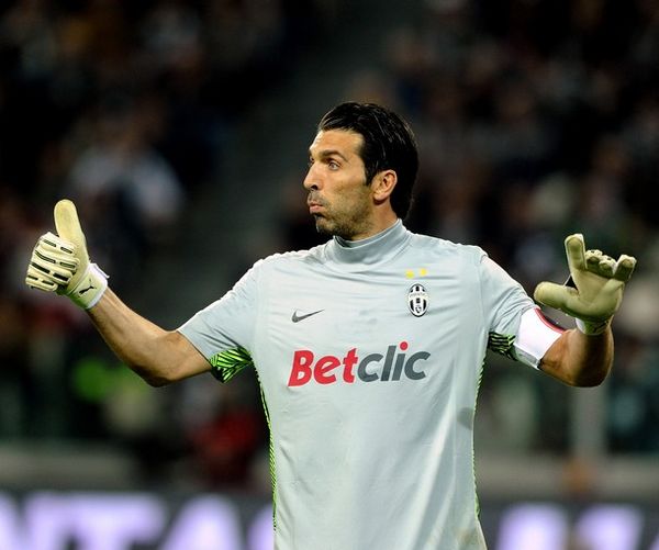 大罗与阿尔卡拉斯切磋网球，还赠送其签名巴西球衣（大罗与阿尔卡拉斯网球过招，亲赠签名巴西队球衣）