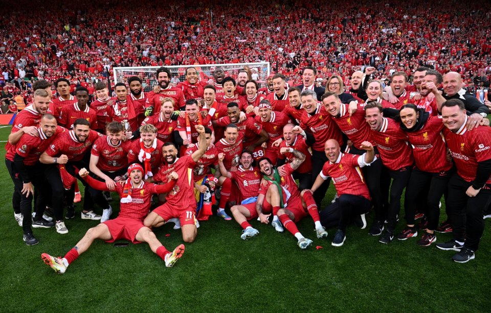 足球报：张外龙这几年一直关注铜梁龙，冲超后他独坐良久（足球报报道：张外龙多年关注铜梁龙，冲超当晚他独自静坐许久）